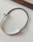 Minimalistische zilveren ketting met leren koord