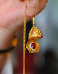 Véritable collier pendentif médaillon oeuf en or royal rubis