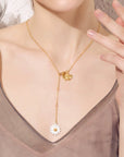 Daisy Flower met Bee Charmeketting