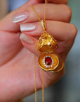 Véritable collier pendentif médaillon oeuf en or royal rubis