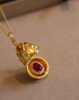 Véritable collier pendentif médaillon oeuf en or royal rubis