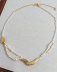 Elegante ketting van zoetwaterparels met gouden bedels