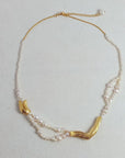 Elegante ketting van zoetwaterparels met gouden bedels