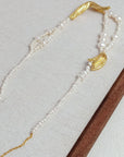 Elegante ketting van zoetwaterparels met gouden bedels