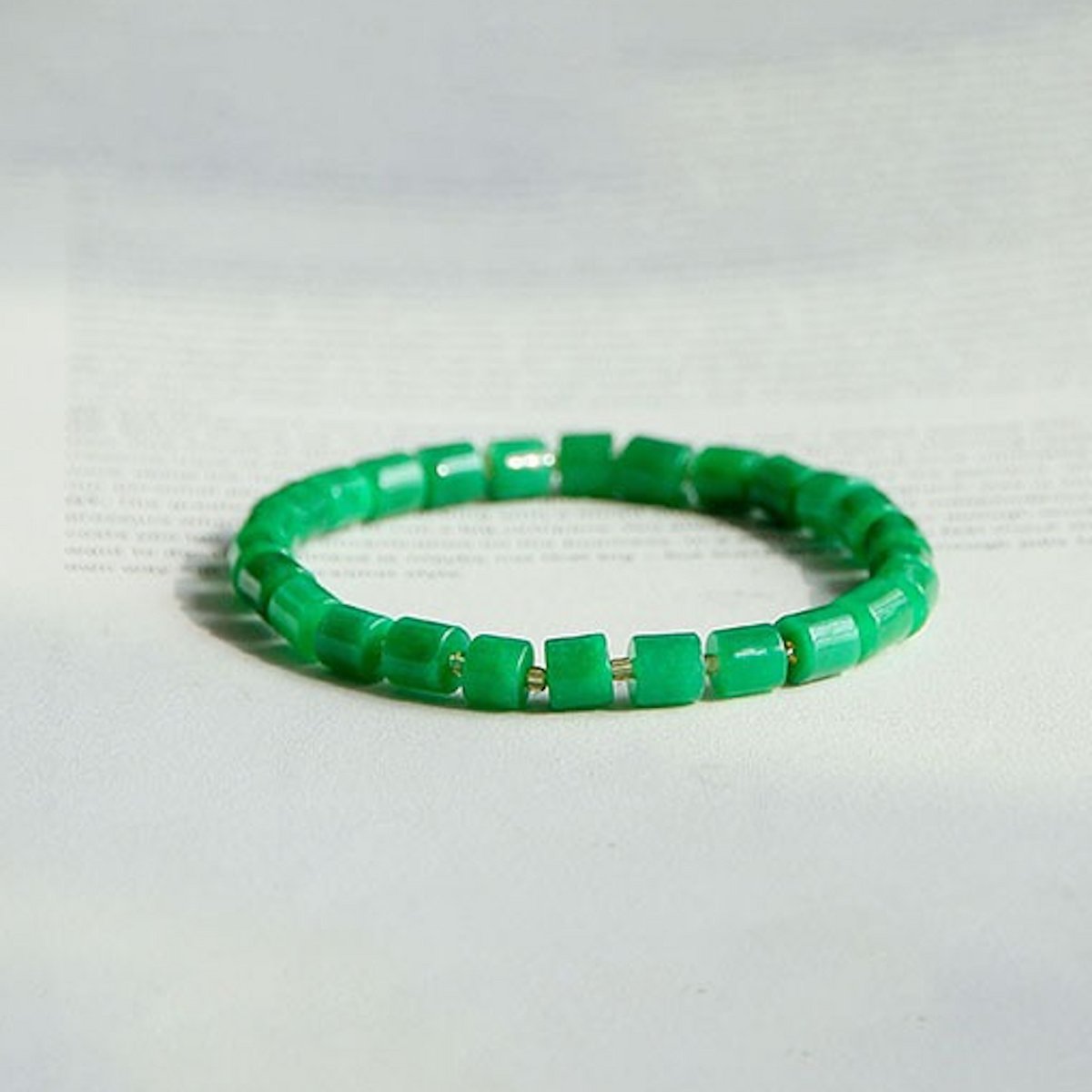 Bracelet minimaliste de perles de jade vert vibrant - Qualité AAAA