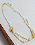 Elegante ketting van zoetwaterparels met gouden bedels