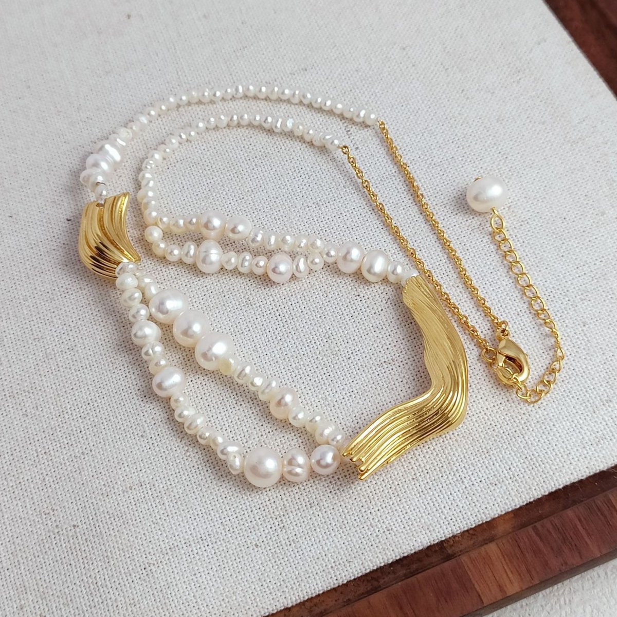 Elegante ketting van zoetwaterparels met gouden bedels