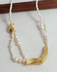 Elegante ketting van zoetwaterparels met gouden bedels