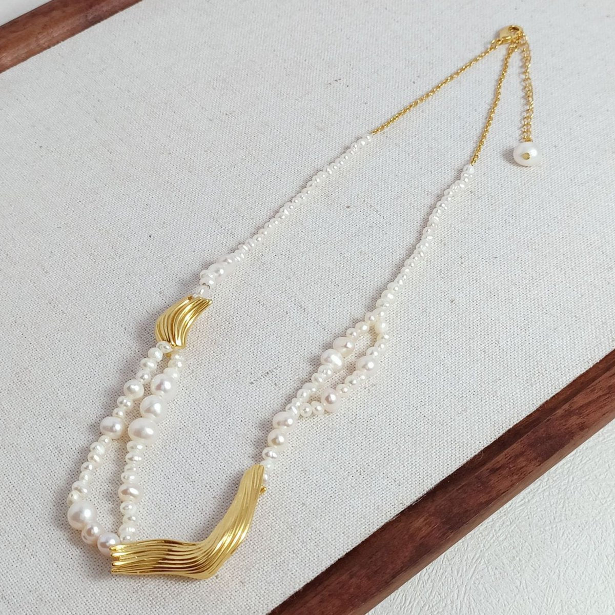 Elegante ketting van zoetwaterparels met gouden bedels