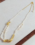 Elegante ketting van zoetwaterparels met gouden bedels