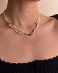 Elegante ketting van zoetwaterparels met gouden bedels